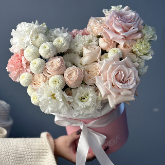 Розовая цветочная композиция