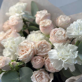 Дуо-букет роз Bombastic и белых гвоздик S