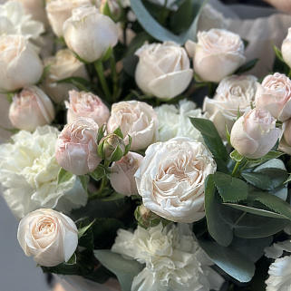 Дуо-букет роз Bombastic и белых гвоздик M