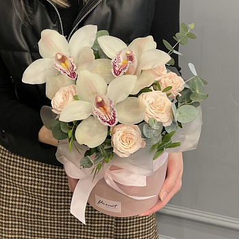 Букет в шляпной коробке с орхидеей