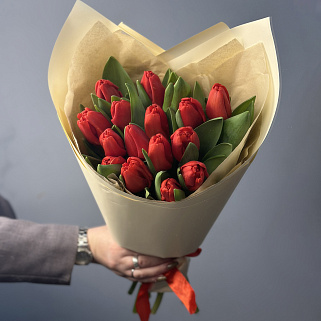 Букет из 15 красных тюльпанов