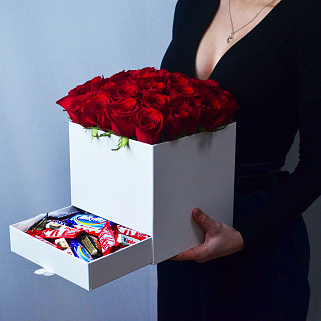 Цветочная композиция из 35 красных роз и сладостей