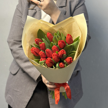 Букет из 15 красных тюльпанов