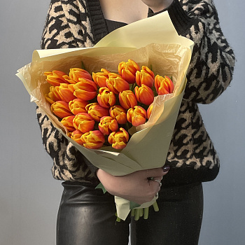 Букет из 25 красно-желтых тюльпанов
