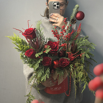 Зимняя композиция в алых оттенках