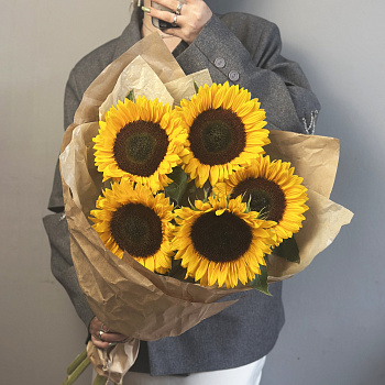 Солнечный букет из 5 подсолнухов