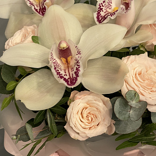 Букет в шляпной коробке с орхидеей