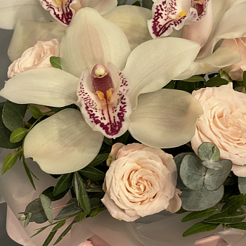 Букет в шляпной коробке с орхидеей