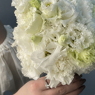 Классический свадебный букет невесты из эустомы