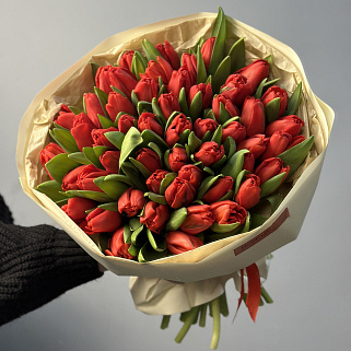 Букет из 51 красного тюльпана