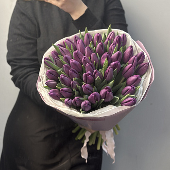 Букет из 51 фиолетового тюльпана