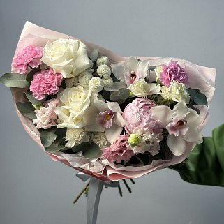 Сборный букет с пионом Цветущий сад M