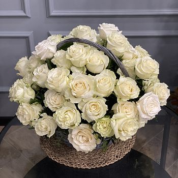Корзина из 51 белой розы
