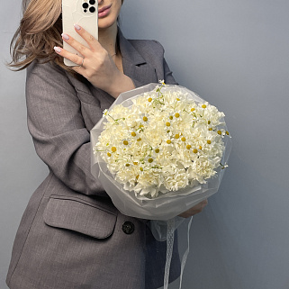 Белый дуо-букет гвоздик и матрикарий M