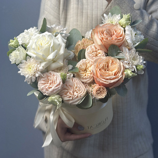 Бежевая цветочная композиция