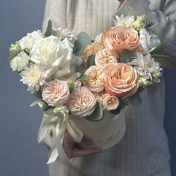 Бежевая цветочная композиция